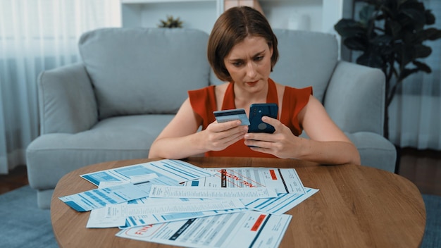 mulher-jovem-estressada-tem-problemas-financeiros-divida-de-cartao-de-credito-para-pagar-prim_31965-328543